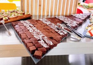 10 porcí (malý plech´) fazole červené sterilované (bez nálevu) 450 g banán 3 kusy kakao 50 g mletá skořice kávová lžička olej 2 polévkové lžíce vejce 2 kusy vanilka 1 kus prášek do pečiva 1/2 sáčku cukr mletý nebo med podle chuti