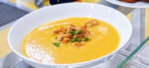 Suroviny (na 10 porcí):
400 g jablek 
100 g mkve
100 g petržele
50 g  celeru
100 g  cibule
150 g brambor
100 g másla nebo oleje
800 ml zeleninového vývaru (vody)
sůl, špetka skořice nebo muškátového oříšku 
smetana nebo rostlinná alternativa (na zjemnění)
Cibuli nakrájejte nadrobno a nechte ji na másle zesklovatět. Přidejte na kostičky nakrájenou mrkev, petržel a celer, krátce orestujte. Dále přidejte oloupaná, na plátky nebo na kousky nakrájená jablka. Zalijte vývarem a vařte do změknutí zeleniny i jablek. Polévku rozmixujte dohladka. Dochuťte solí, případně kapkou citronu a špetkou skořice nebo muškátu. Zjemněte smetanou.
Podáváme s krutonky.